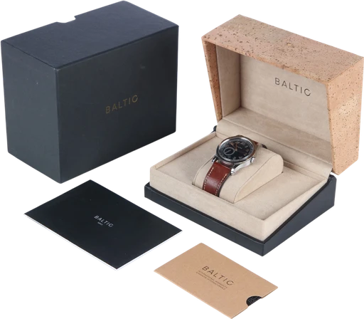 Title: herrearmbåndsur i kasse af stål, model MR01 (New)
Brand: Baltic
Model: MR01 Micro-Rotor
Ref: null
Category: Dress
Diameter: 36mm
Functions: Dato
Year:
Price: 5000
Condition:
Dial Color: Sort
Strap: Læder
Case material: Stål
Gender: Herre
Match: 100.0%
Billedet er ejet af Lauritz (901701) Et Baltic ur