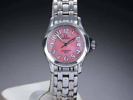 Title: Damearmbåndsur af stål, model Seamaster 120M (New)
Brand: Omega
Model: Seamaster 120M
Ref: 596.1502
Category: Dykker
Diameter: 27mm
Functions: Dato
Year: null
Price: 7400
Condition: undefined
Dial Color: Rød
Strap: Metal
Case material: Stål
Gender: Dame
Match: 100.0%
Billedet er ejet af Lauritz (434710) Et Omega ur
