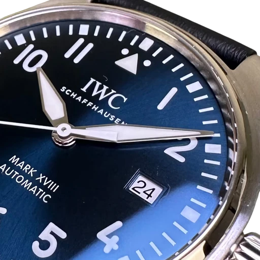 Title: Pilot’s watch Mark XVIII - 40 mm. Ny rem.
Brand: IWC
Model: Pilot’s watch Mark XVIII
Ref: IW327004
Category: Pilot
Diameter: 40mm
Functions: Dato
Year: 2017
Price: 27000
Condition: 9.0
Dial Color: Blå
Strap: Læder
Case material: Stål
Gender: Herre
Match: 100.0%
Billedet er ejet af Limited Watches (588581) Et IWC ur