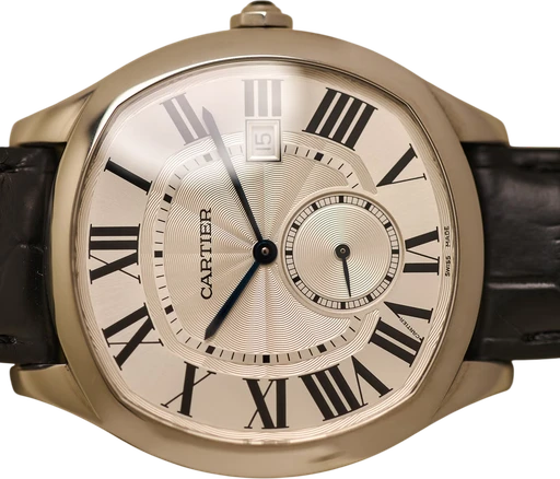 Titel: Drive de Cartier
Mærke: Cartier
Model: Drive de Cartier
Ref.: WSNM0004
Årgang: 2017
Tilbehør: Boks og Papirer
Stand: 9.0 (Brugt)
Pris: 33.000 kr.
Diameter: 42mm
Funktioner: Dato
Skivefarve: Sølv
Rem: Læder
Kassemateriale: Stål
Kategori: Dress
Køn: Herre
Match: 100.0%
Billedet ejes af Limited Watches (1052452) Et Cartier ur