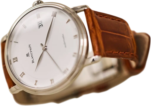 Titel: Villeret Ultra-Slim 6223-1127-55B i rustfrit stål med hvid skive (Nyhed)
Mærke: Blancpain
Model: Villeret Ultra-Slim
Ref.: 6223-1127-55B
Årgang: 2019
Tilbehør: Boks og Papirer
Stand: 9.0 (Brugt)
Pris: 34.000 kr.
Diameter: 38mm
Funktioner: Dato
Skivefarve: Hvid
Rem: Læder
Kassemateriale: Stål
Kategori: Dress
Køn: Herre
Match: 100.0%
Billedet ejes af Limited Watches (1152314) Et Blancpain ur