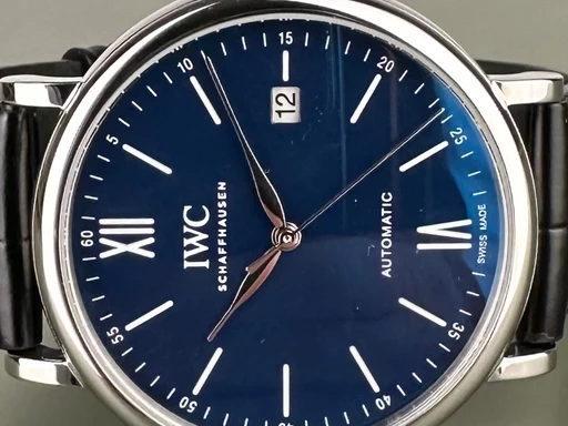 Title: Portofino Automatic - Limited Edition. Med 2 nye remme.
Brand: IWC
Model: Portofino Automatic
Ref: null
Category: Dress
Diameter: nullmm
Functions: Dato
Year: null
Price: 29000
Condition: undefined
Dial Color: Blå
Strap: Læder
Case material: Stål
Gender: Herre
Match: 100.0%
Billedet er ejet af Limited Watches (312289) Et IWC ur