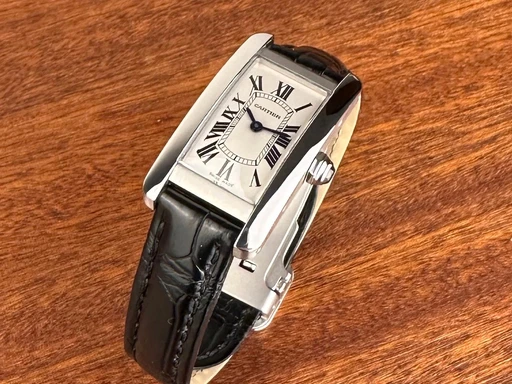 Title: Tank Américaine - 19x35 mm
Brand: Cartier
Model: Tank Américaine WSTA0016
Ref: WSTA0016
Category: Dress
Diameter: 19mm
Functions:
Year: 2018
Price: 27000
Condition: undefined
Dial Color: Sølv
Strap: Læder
Case material: Stål
Gender: Dame
Match: 100.0%
Billedet er ejet af Limited Watches (152385) Et Cartier ur