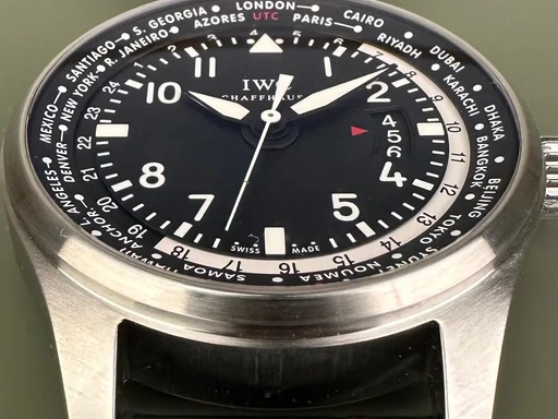 Title: Pilot Worldtimer - 45 mm - Ny rem.
Brand: IWC
Model: Pilot Worldtimer
Ref: IW326201
Category: Pilot
Diameter: 45mm
Functions: Verdensur
Year: 2018
Price: 37000
Condition: 9.0
Dial Color: Sort
Strap: Læder
Case material: Stål
Gender: Herre
Match: 100.0%
Billedet er ejet af Limited Watches (465714) Et IWC ur