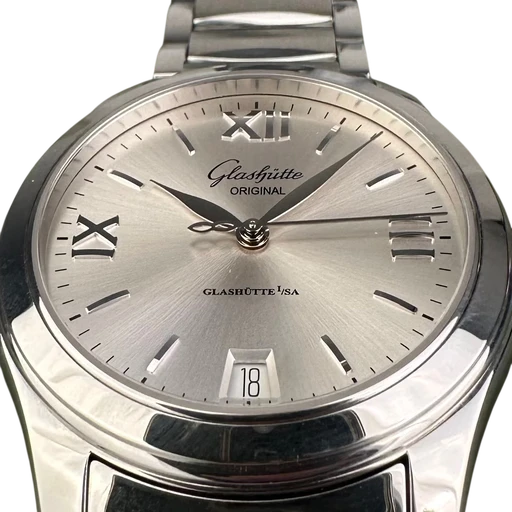 Title: Lady Serenade - 36 mm
Brand: Glashütte Original
Model: Lady Serenade
Ref: 1-39-22-02-02-34
Category: Dress
Diameter: 36mm
Functions: Dato
Year: 2021
Price: 37000
Condition: 9.0
Dial Color: Sølv
Strap: Metal
Case material: Stål
Gender: Dame
Match: 100.0%
Billedet er ejet af Limited Watches (562157) Et Glashütte Original ur