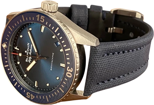 Title: Fifty Fathoms Bathyscaphe - 38mm
Brand: Blancpain
Model: Fifty Fathoms Bathyscaphe
Ref: 5100-1140-NAOA
Category: Dykker
Diameter: 38mm
Functions: Dato
Year: 2022
Price: 52000
Condition: 9.0
Dial Color: Blå
Strap: Stof
Case material: Stål
Gender: Herre
Match: 100.0%
Billedet er ejet af Limited Watches (152291) Et Blancpain ur