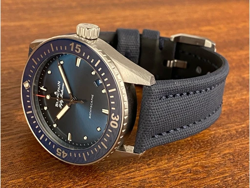 Title: Fifty Fathoms Bathyscaphe - 38mm
Brand: Blancpain
Model: Fifty Fathoms Bathyscaphe
Ref: null
Category: Dykker
Diameter: 38mm
Functions: Dato
Year: null
Price: 52000
Condition: undefined
Dial Color: Blå
Strap: Stof
Case material: Stål
Gender: Herre
Match: 100.0%
Billedet er ejet af Limited Watches (152291) Et Blancpain ur