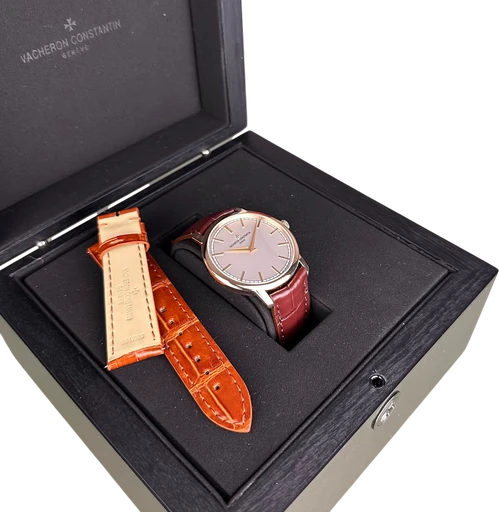 Title: Traditionnelle - 41 mm. Nye remme. (New)
Brand: Vacheron Constantin
Model: Traditionnelle Self-Winding
Ref: 43075/000R-9737
Category: Dress
Diameter: 41mm
Functions:
Year: 2020
Price: 125000
Condition: 9.0
Dial Color: Sølv
Strap: Læder
Case material: Guld
Gender: Herre
Match: 100.0%
Billedet er ejet af Limited Watches (760033) Et Vacheron Constantin ur