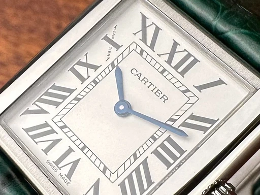 Title: Tank Solo - Small 24x31. Med to nye remme.
Brand: Cartier
Model: Tank Solo
Ref: null
Category: Dress
Diameter: 24mm
Functions: 
Year: null
Price: 22000
Condition: undefined
Dial Color: Hvid
Strap: Læder
Case material: Stål
Gender: Dame
Match: 100.0%
Billedet er ejet af Limited Watches (332333) Et Cartier ur