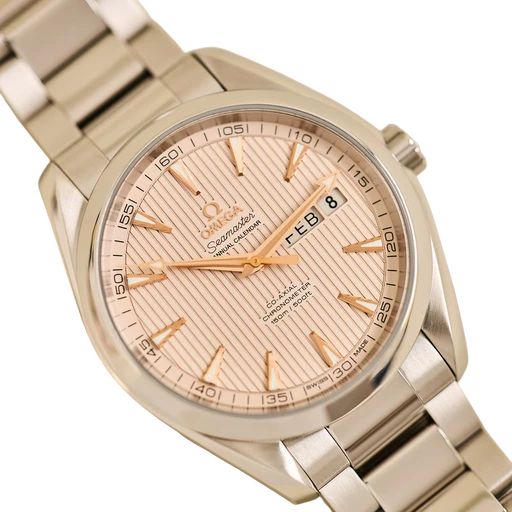 Titel: Seamaster Aqua Terra 150M 43 mm i rustfrit stål med sølvfarvet Teak Concept-skive (Nyhed)
Mærke: Omega
Model: Seamaster Aqua Terra 150M
Ref.: 231.10.43.22.02.003
Årgang: 2019
Tilbehør: Boks og Papirer
Stand: 9.0 (Brugt)
Pris: 31.000 kr.
Diameter: 43mm
Funktioner: Dato, Ugedag
Skivefarve: Sølv
Rem: Metal
Kassemateriale: Stål
Kategori: Sport
Køn: Herre
Match: 100.0%
Billedet ejes af Limited Watches (1152308) Et Omega ur