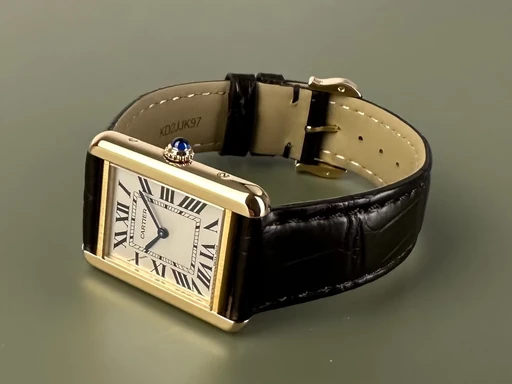 Title: Eksklusivt Tank Solo small i guld (New)
Brand: Cartier
Model: Tank Solo small
Ref: W5200002
Category: Dress
Diameter: 24mm
Functions:
Year: 2018
Price: 40000
Condition: 9.0
Dial Color: Hvid
Strap: Læder
Case material: Guld
Gender: Dame
Match: 100.0%
Billedet er ejet af Limited Watches (536710) Et Cartier ur