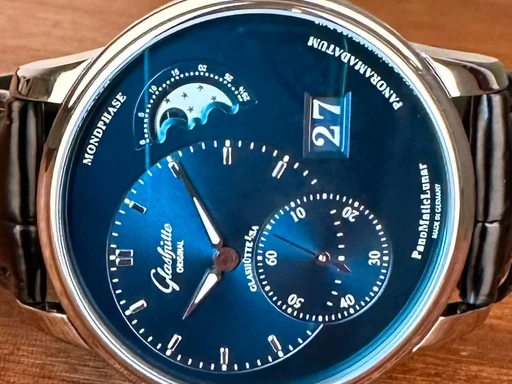 Title: PanoMaticLunar - 40 mm
Brand: Glashütte Original
Model: PanoMaticLunar
Ref: 1-90-02-46-32-55
Category: Dress
Diameter: 40mm
Functions: Dato, Månefase
Year: 2021
Price: 58000
Condition: undefined
Dial Color: Blå
Strap: Læder
Case material: Stål
Gender: Herre
Match: 100.0%
Billedet er ejet af Limited Watches (176449) Et Glashütte Original ur