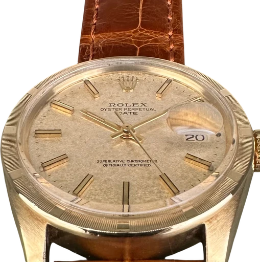 Titel: Oyster Perpetual Date – 34 mm Ref. 1501 - fuldt sæt fra 1971
Mærke: Rolex
Model: Oyster Perpetual Date
Ref.: 1501
Kategori: Dress
Diameter: 34mm
Funktioner: Dato
Årgang: 1971
Pris: 56000
Stand: 8.0 (Brugt)
Skivefarve: Gul
Rem: Læder
Kassemateriale: Guld
Køn: Herre
Match: 100.0%
Billedet ejes af Limited Watches (930445) Et Rolex ur