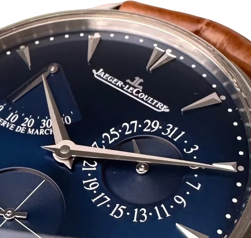 Title: Master Ultra thin Reserve de Marche. Med 2 nye originale remme.
Brand: Jaeger-LeCoultre
Model: Master Ultra thin Reserve de Marche
Ref: Q1378480
Category: Dress
Diameter: 39mm
Functions: Dato
Year: 2018
Price: 55000
Condition: 9.5
Dial Color: Blå
Strap: Læder
Case material: Stål
Gender: Herre
Match: 100.0%
Billedet er ejet af Limited Watches (664413) Et Jaeger-LeCoultre ur