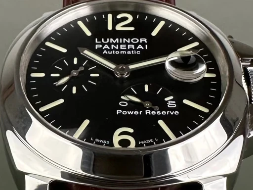 Title: Luminor Power Reserve - 44 mm
Brand: Panerai
Model: Luminor Power Reserve PAM00090
Ref: null
Category: Dress
Diameter: 44mm
Functions: Dato, Månefase
Year: null
Price: 36000
Condition: undefined
Dial Color: Sort
Strap: Læder
Case material: Stål
Gender: Herre
Match: 100.0%
Billedet er ejet af Limited Watches (384225) Et Panerai ur