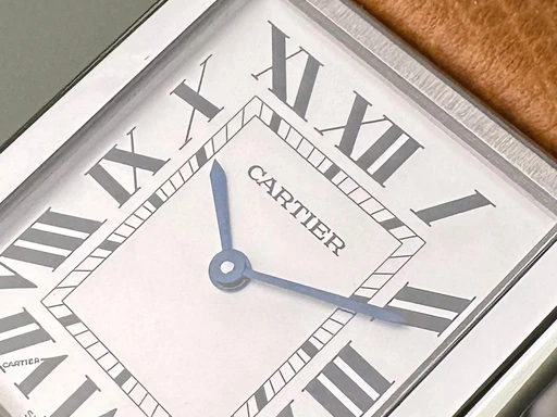 Title: Tank Solo - Large 27x35 mm - Ny lysebrun læderrem
Brand: Cartier
Model: Tank Solo - Large
Ref: WSTA0028
Category: Dress
Diameter: 27mm
Functions:
Year: 2017
Price: 21500
Condition: undefined
Dial Color: Hvid
Strap: Læder
Case material: Stål
Gender: Dame
Match: 100.0%
Billedet er ejet af Limited Watches (322184) Et Cartier ur