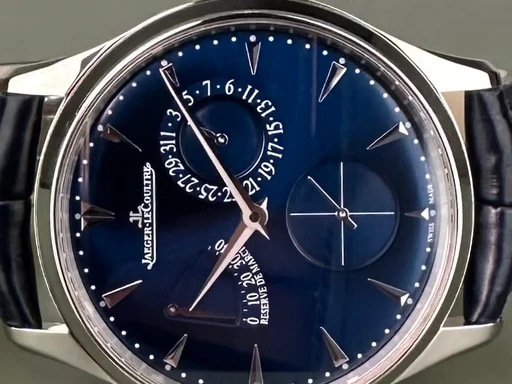 Title: Master Ultra thin Reserve de Marche. GARANTI til 08/2028. Med 2 nye remme.
Brand: Jaeger-LeCoultre
Model: Master Ultra Thin Reserve de Marche
Ref: Q1378480
Category: Dress
Diameter: nullmm
Functions: Dato
Year: null
Price: 52000
Condition: undefined
Dial Color: Blå
Strap: Læder
Case material: Stål
Gender: Herre
Match: 100.0%
Billedet er ejet af Limited Watches (409055) Et Jaeger-LeCoultre ur