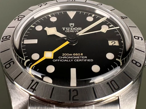 Title: Black Bay Pro - 39 mm - Garanti til 08/2028
Brand: Tudor
Model: Black Bay Pro
Ref: 79470
Category: Sport
Diameter: 39mm
Functions: GMT, Dato
Year: 2023
Price: 24000
Condition: undefined
Dial Color: Sort
Strap: Metal
Case material: Stål
Gender: Herre
Match: 100.0%
Billedet er ejet af Limited Watches (237803) Et Tudor ur