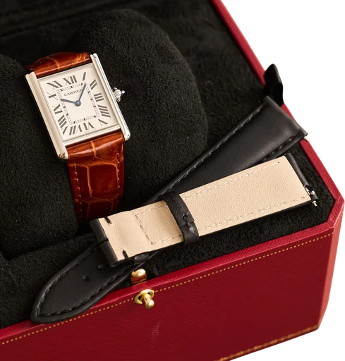 Title: Tank Must L - 26x34 mm. Cartier garanti til 03/2031 - Med 2 nye remme. (New)
Brand: Cartier
Model: Tank Must L
Ref: WSTA0041
Category: Dress
Diameter: 26mm
Functions:
Year: 2023
Price: 24000
Condition: 9.0
Dial Color: Hvid
Strap: Læder
Case material: Stål
Gender: Dame
Match: 100.0%
Billedet er ejet af Limited Watches (825649) Et Cartier ur