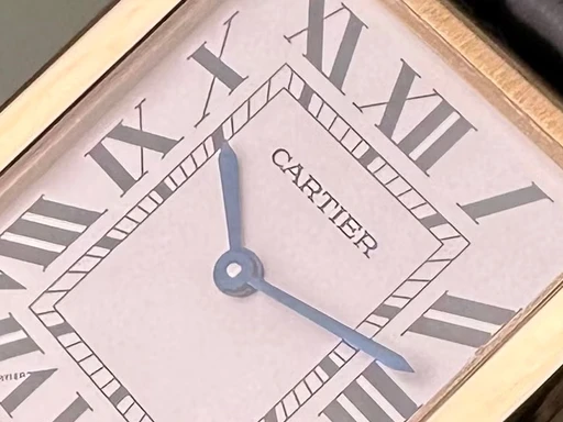 Title: Tank Solo - 27x35 mm - large Med 2 nye remme
Brand: Cartier
Model: Tank Solo
Ref: null
Category: Dress
Diameter: 27mm
Functions: 
Year: null
Price: 39000
Condition: undefined
Dial Color: Hvid
Strap: Læder
Case material: Guld
Gender: Dame
Match: 100.0%
Billedet er ejet af Limited Watches (409054) Et Cartier ur