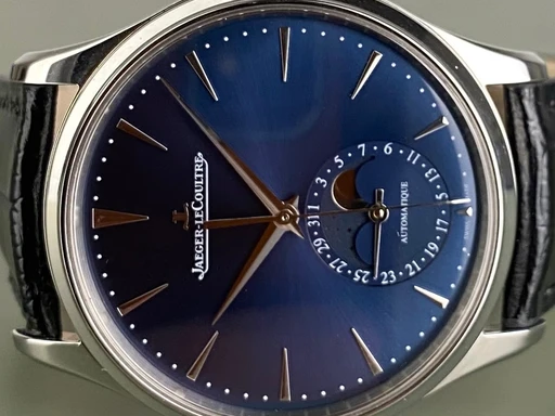Title: Master Ultra Thin Moon (New)
Brand: Jaeger-LeCoultre
Model: Master Ultra Thin Moon
Ref: Q1368480
Category: Dress
Diameter: nullmm
Functions: Månefase, Dato
Year: null
Price: 69000
Condition: undefined
Dial Color: Blå
Strap: Læder
Case material: Stål
Gender: Herre
Match: 100.0%
Billedet er ejet af Limited Watches (441296) Et Jaeger-LeCoultre ur