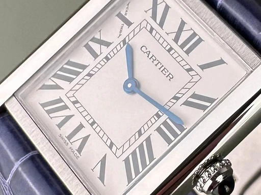 Title: Tank Solo - Small 24x31 - Ny læderrem.
Brand: Cartier
Model: Tank Solo - Small
Ref: null
Category: Dress
Diameter: 24mm
Functions:
Year: null
Price: 21500
Condition: undefined
Dial Color: Hvid
Strap: Læder
Case material: Stål
Gender: Dame
Match: 100.0%
Billedet er ejet af Limited Watches (292971) Et Cartier ur