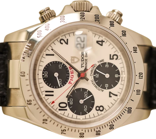 Titel: Oysterdate Chronograph “Tiger” Ref. 79280P (Nyhed)
Mærke: Tudor
Model: Oysterdate Chronograph “Tiger”
Ref.: 79280P
Årgang: 1997
Tilbehør: Boks og Papirer
Stand: 8.0 (Brugt)
Pris: 37.000 kr.
Diameter: 40mm
Funktioner: Kronograf, Dato
Skivefarve: Hvid
Rem: Læder
Kassemateriale: Stål
Kategori: Racing
Køn: Herre
Match: 100.0%
Billedet ejes af Limited Watches (1125830) Et Tudor ur