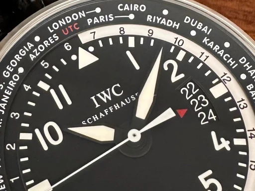 Title: Pilot Worldtimer - 45 mm
Brand: IWC
Model: Pilot Worldtimer
Ref: null
Category: Pilot
Diameter: 45mm
Functions: Verdensur, Dato
Year: null
Price: 34500
Condition: undefined
Dial Color: Sort
Strap: Læder
Case material: Stål
Gender: Herre
Match: 100.0%
Billedet er ejet af Limited Watches (152330) Et IWC ur