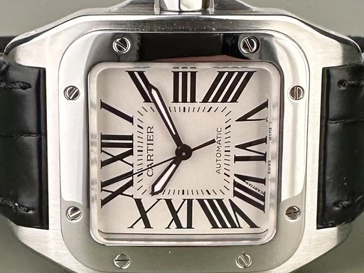 Title: Santos 100 - 36x43 mm
Brand: Cartier
Model: Santos 100
Ref: W20106X8
Category: Dress
Diameter: 36mm
Functions:
Year: 2016
Price: 32000
Condition: undefined
Dial Color: Sølv
Strap: Læder
Case material: Stål
Gender: Unisex
Match: 100.0%
Billedet er ejet af Limited Watches (219890) Et Cartier ur
