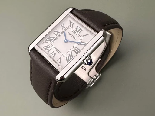 Title: Tank Solo - Small 24x31. Cartier Garanti til 08/2028. Ny rem. (New)
Brand: Cartier
Model: Tank Solo - Small
Ref: null
Category: Dress
Diameter: 24mm
Functions: 
Year: null
Price: 21500
Condition: undefined
Dial Color: Hvid
Strap: Læder
Case material: Stål
Gender: Dame
Match: 100.0%
Billedet er ejet af Limited Watches (424994) Et Cartier ur