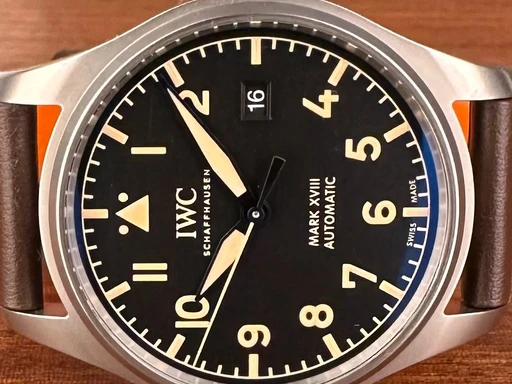 Title: Pilot’s watch Mark XVIII - Herritage 40 mm
Brand: IWC
Model: Pilot’s watch Mark XVIII Heritage
Ref: IW327006
Category: Pilot
Diameter: 40mm
Functions: Dato
Year: null
Price: 31000
Condition: undefined
Dial Color: Sort
Strap: Læder
Case material: Stål
Gender: Herre
Match: 100.0%
Billedet er ejet af Limited Watches (172810) Et IWC ur