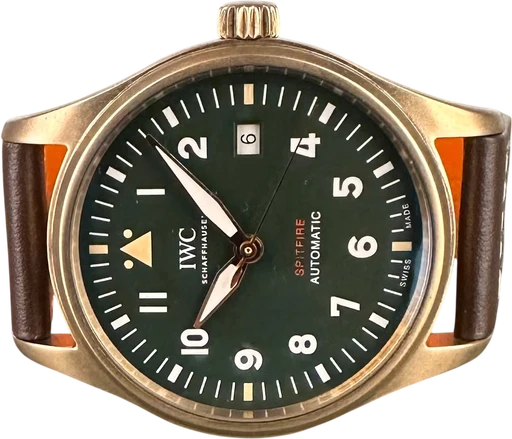Title: Pilot’s watch Spitfire - 39 mm. - Garanti til 07/2029
Brand: IWC
Model: Pilot’s watch Spitfire
Ref: IW326802
Category: Pilot
Diameter: 39mm
Functions: Dato
Year: 2021
Price: 35000
Condition: 9.0
Dial Color: Grøn
Strap: Læder
Case material: Andet
Gender: Herre
Match: 100.0%
Billedet er ejet af Limited Watches (237798) Et IWC ur