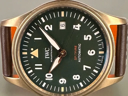 Title: Pilot’s watch Spitfire - 39 mm. - Garanti til 07/2029
Brand: IWC
Model: Pilot’s watch Spitfire
Ref: IW326802
Category: Pilot
Diameter: 39mm
Functions: Dato
Year: null
Price: 35000
Condition: undefined
Dial Color: Grøn
Strap: Læder
Case material: Andet
Gender: Herre
Match: 100.0%
Billedet er ejet af Limited Watches (237798) Et IWC ur