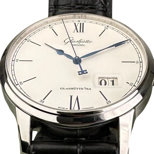 Title: Senator Excellence Panorama Date - 40 mm. Med ny rem.
Brand: Glashütte Original
Model: Senator Excellence Panorama Date
Ref: 1-36-03-01-02-30
Category: Dress
Diameter: 40mm
Functions: Dato
Year: 2024
Price: 58000
Condition: 9.0
Dial Color: Sølv
Strap: Læder
Case material: Stål
Gender: Herre
Match: 100.0%
Billedet er ejet af Limited Watches (441297) Et Glashütte Original ur