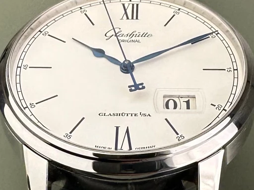 Title: Senator Excellence Panorama Date - 40 mm. Med ny rem. (New)
Brand: Glashütte Original
Model: Senator Excellence Panorama Date
Ref: null
Category: Dress
Diameter: 40mm
Functions: Dato
Year: null
Price: 58000
Condition: undefined
Dial Color: Hvid
Strap: Læder
Case material: Stål
Gender: Herre
Match: 100.0%
Billedet er ejet af Limited Watches (441297) Et Glashütte Original ur
