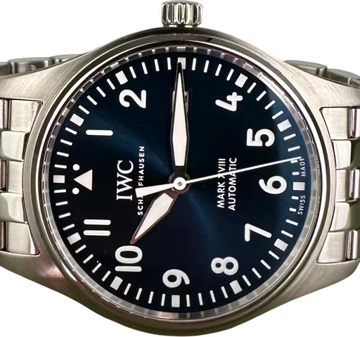 Title: Pilot’s watch Mark XVIII - 40 mm. Garanti til 11/2027.
Brand: IWC
Model: Pilot’s watch Mark XVIII
Ref: IW327016
Category: Pilot
Diameter: 40mm
Functions: Dato
Year: 2019
Price: 31000
Condition: 9.0
Dial Color: Blå
Strap: Metal
Case material: Stål
Gender: Herre
Match: 100.0%
Billedet er ejet af Limited Watches (549024) Et IWC ur