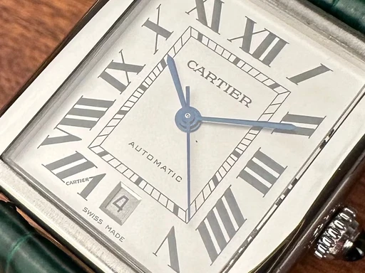 Title: Tank Solo XL - 31x41 mm. Med ny rem.
Brand: Cartier
Model: Tank Solo XL
Ref: null
Category: Dress
Diameter: 31mm
Functions: Dato
Year: null
Price: 26000
Condition: undefined
Dial Color: Hvid
Strap: Læder
Case material: Stål
Gender: Herre
Match: 100.0%
Billedet er ejet af Limited Watches (415679) Et Cartier ur