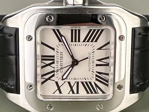 Title: Santos 100 - 36x43 mm
Brand: Cartier
Model: Santos 100
Ref: W20106X8
Category: Dress
Diameter: 36mm
Functions: 
Year: null
Price: 32000
Condition: undefined
Dial Color: Hvid
Strap: Læder
Case material: Stål
Gender: Herre
Match: 100.0%
Billedet er ejet af Limited Watches (219890) Et Cartier ur