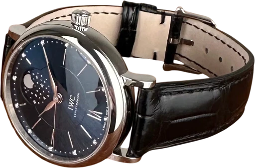 Titel: Portofino Midsize Automatic Moon Phase 37 mm med blå skive og diamantmarkeringer
Mærke: IWC
Model: Portofino Midsize Automatic Moon Phase
Ref.: IW459006
Årgang: 2016
Tilbehør: Boks og Papirer
Stand: 9.0 (Brugt)
Pris: 37.000 kr.
Diameter: 37mm
Funktioner: Månefase
Skivefarve: Blå
Rem: Læder
Kassemateriale: Stål
Kategori: Dress
Køn: Herre
Match: 100.0%
Billedet ejes af Limited Watches (152311) Et IWC ur