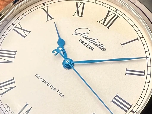 Title: Senator Automatic - 40 mm
Brand: Glashütte Original
Model: Senator Automatic
Ref: 13959010204
Category: Dress
Diameter: 40mm
Functions:
Year: 2021
Price: 31000
Condition: undefined
Dial Color: Sølv
Strap: Læder
Case material: Stål
Gender: Herre
Match: 100.0%
Billedet er ejet af Limited Watches (172809) Et Glashütte Original ur