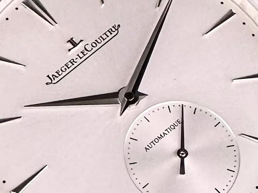 Title: Master Ultra thin Small Seconds. GARANTI til 09/2029. Med 2 nye remme.
Brand: Jaeger-LeCoultre
Model: Master Ultra Thin Small Seconds
Ref: Q1218420
Category: Dress
Diameter: 39mm
Functions: Dato
Year: 2021
Price: 52000
Condition: undefined
Dial Color: Sølv
Strap: Læder
Case material: Stål
Gender: Herre
Match: 100.0%
Billedet er ejet af Limited Watches (450372) Et Jaeger-LeCoultre ur