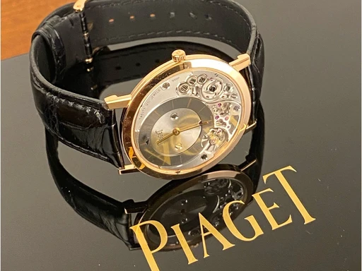 Title: Altiplano - 38 mm
Brand: Piaget
Model: Altiplano 900P
Ref: null
Category: Dress
Diameter: 38mm
Functions: 
Year: 2014
Price: 94000
Condition: undefined
Dial Color: Sølv
Strap: Læder
Case material: Guld
Gender: Herre
Match: 100.0%
Billedet er ejet af Limited Watches (152329) Et Piaget ur