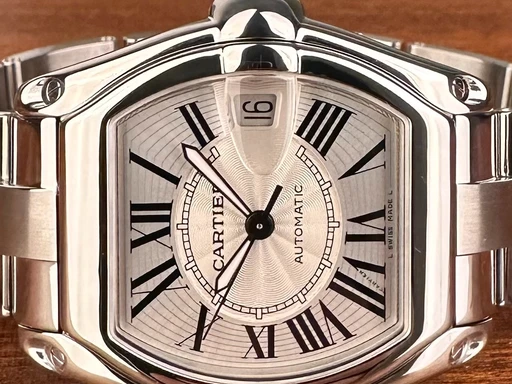Title: Roadster - 38 mm
Brand: Cartier
Model: Roadster W62025V3
Ref: null
Category: Dress
Diameter: 38mm
Functions: Dato
Year: null
Price: 28000
Condition: undefined
Dial Color: Sølv
Strap: Metal
Case material: Stål
Gender: Herre
Match: 100.0%
Billedet er ejet af Limited Watches (182835) Et Cartier ur