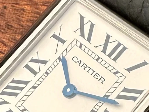 Title: Tank Must Large - 26x34 mm
Brand: Cartier
Model: Tank Must Large
Ref: null
Category: Dress
Diameter: 26mm
Functions: 
Year: 2021
Price: 24000
Condition: undefined
Dial Color: Hvid
Strap: Læder
Case material: Stål
Gender: Dame
Match: 100.0%
Billedet er ejet af Limited Watches (182829) Et Cartier ur