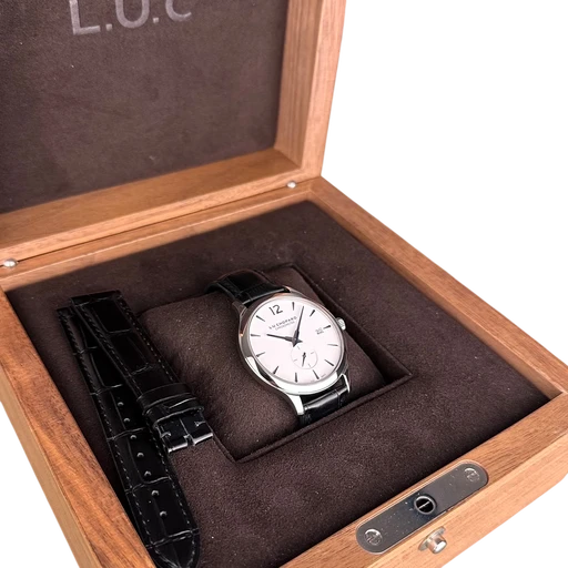 Title: The L.U.C XPS - 40 mm
Brand: Chopard
Model: L.U.C XPS
Ref: 168591-3001
Category: Dress
Diameter: 40mm
Functions: Dato
Year: 2019
Price: 46000
Condition: 9.0
Dial Color: Hvid
Strap: Læder
Case material: Stål
Gender: Herre
Match: 100.0%
Billedet er ejet af Limited Watches (711930) Et Chopard ur