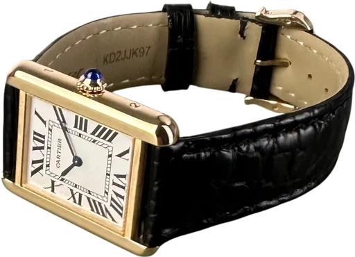 Title: Tank Solo - 24x31 mm - Med 2 nye remme.
Brand: Cartier
Model: Tank Solo
Ref: W1018755
Category: Dress
Diameter: 24mm
Functions: Dato
Year: 2015
Price: 38000
Condition: 9.0
Dial Color: Hvid
Strap: Læder
Case material: Guld
Gender: Dame
Match: 100.0%
Billedet er ejet af Limited Watches (536708) Et Cartier ur