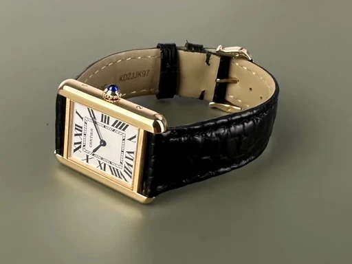 Title: Tank Solo - 24x31 mm - Med 2 nye remme. (New)
Brand: Cartier
Model: Tank Solo
Ref: W1018755
Category: Dress
Diameter: 24mm
Functions: Dato
Year: 2015
Price: 38000
Condition: 9.0
Dial Color: Hvid
Strap: Læder
Case material: Guld
Gender: Dame
Match: 100.0%
Billedet er ejet af Limited Watches (536708) Et Cartier ur