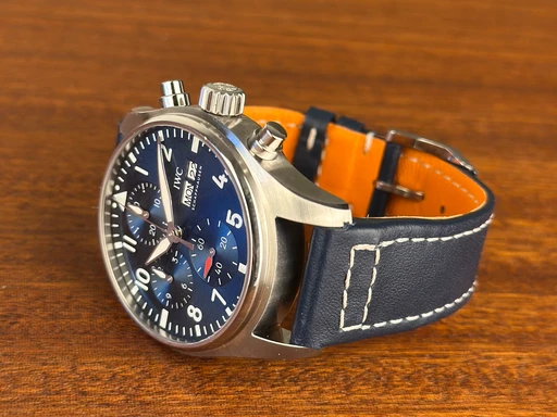 Title: Pilot Chronograph - 41 mm Garanti til 12/2029
Brand: IWC
Model: Pilot Chronograph
Ref: IW388101
Category: Pilot
Diameter: 41mm
Functions: Kronograf, Dato, Ugedag
Year: 2022
Price: 44000
Condition: undefined
Dial Color: Blå
Strap: Læder
Case material: Stål
Gender: Herre
Match: 100.0%
Billedet er ejet af Limited Watches (152282) Et IWC ur