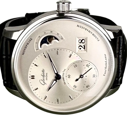 Title: PanoMaticLunar - 40 mm. Ny rem. (New)
Brand: Glashütte Original
Model: PanoMaticLunar
Ref: 1-90-02-42-32-01
Category: Dress
Diameter: 40mm
Functions: Dato, Månefase
Year: 2024
Price: 63000
Condition: 9.0
Dial Color: Sølv
Strap: Læder
Case material: Stål
Gender: Herre
Match: 100.0%
Billedet er ejet af Limited Watches (639469) Et Glashütte Original ur