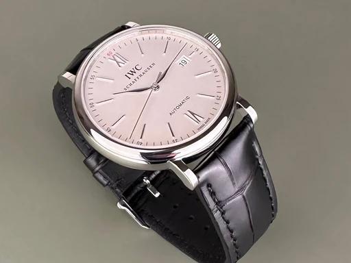 Title: Portofino Automatic - 40 mm. Med 2 nye remme.
Brand: IWC
Model: Portofino Automatic IW356501
Ref: null
Category: Dress
Diameter: 40mm
Functions: Dato
Year: null
Price: 23000
Condition: undefined
Dial Color: Hvid
Strap: Læder
Case material: Stål
Gender: Herre
Match: 100.0%
Billedet er ejet af Limited Watches (400164) Et IWC ur